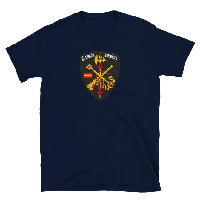 Camiseta azul marino con un gran escudo de la Legión Española impreso en la parte frontal, mostrando varios símbolos militares cruzados y el texto “Legión Española” en la parte superior del emblema.