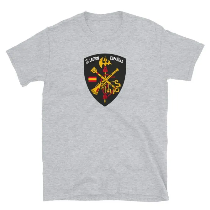 Camiseta gris con un gran escudo de la Legión Española impreso en la parte frontal, mostrando varios símbolos militares cruzados y el texto “Legión Española” en la parte superior del emblema.