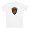 Camiseta blanca con un gran escudo de la Legión Española impreso en la parte frontal, mostrando varios símbolos militares cruzados y el texto “Legión Española” en la parte superior del emblema.
