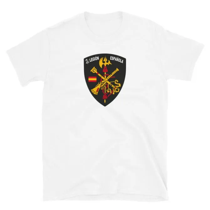 Camiseta blanca con un gran escudo de la Legión Española impreso en la parte frontal, mostrando varios símbolos militares cruzados y el texto “Legión Española” en la parte superior del emblema.