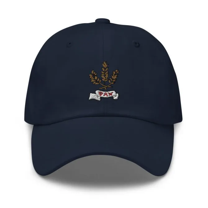 Gorra bordada azul marino modelo Pax con rama de olivo y la palabra 'PAX' en el frontal.