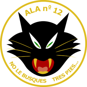 Logo del ala 12, un gato negro con el lema: No le busques tres pies...